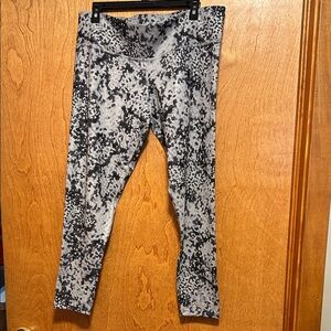 adidas Women's Black and Gray Patterned Medium Compression 7/8 Leggings